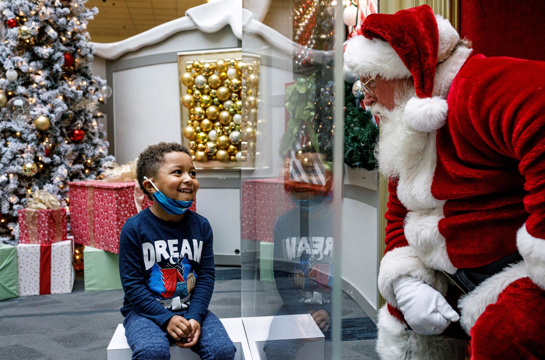 Virus Outbreak Mall Santas